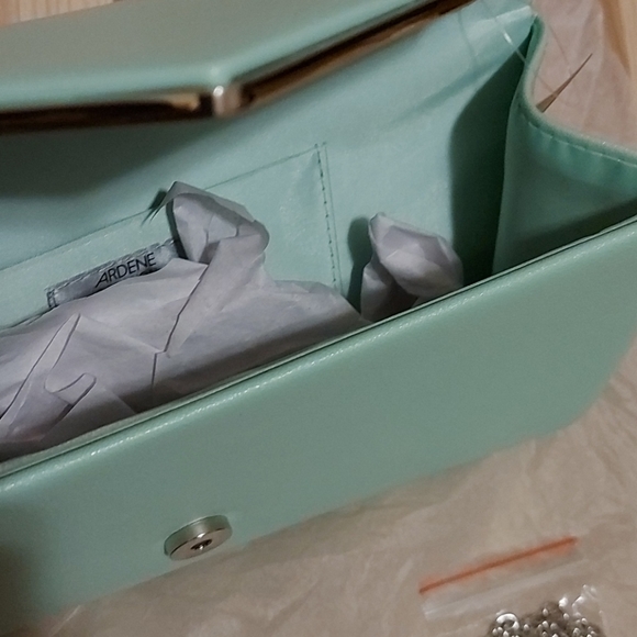 Arden pastel green summer clutch - Picture 3 of 14